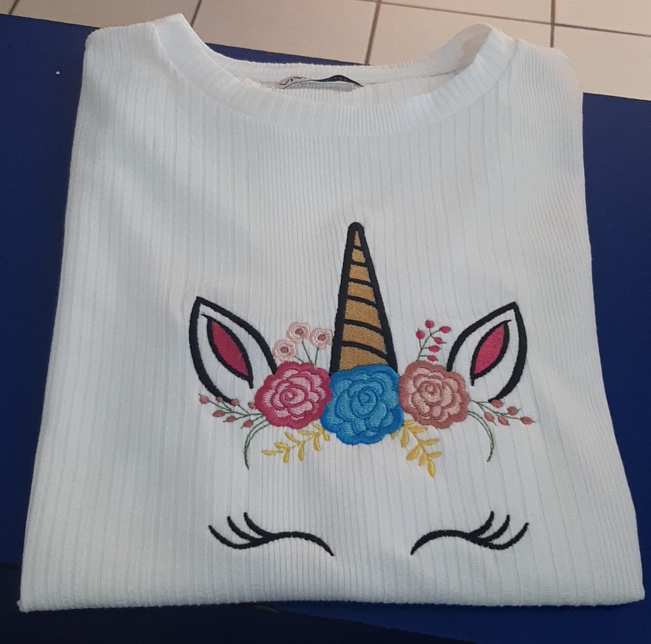 Bordado computadorizado e bordado inglês